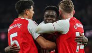 Pemain Arsenal, Bukayo Saka (tengah), merayakan kemenangan yang didapat timnya atas Wolves pada lanjutan Liga Inggris 2025/2026 di Emirates Stadium, Minggu (14/12/2025) dini hari WIB. (AP Photo/Richard Pelham)