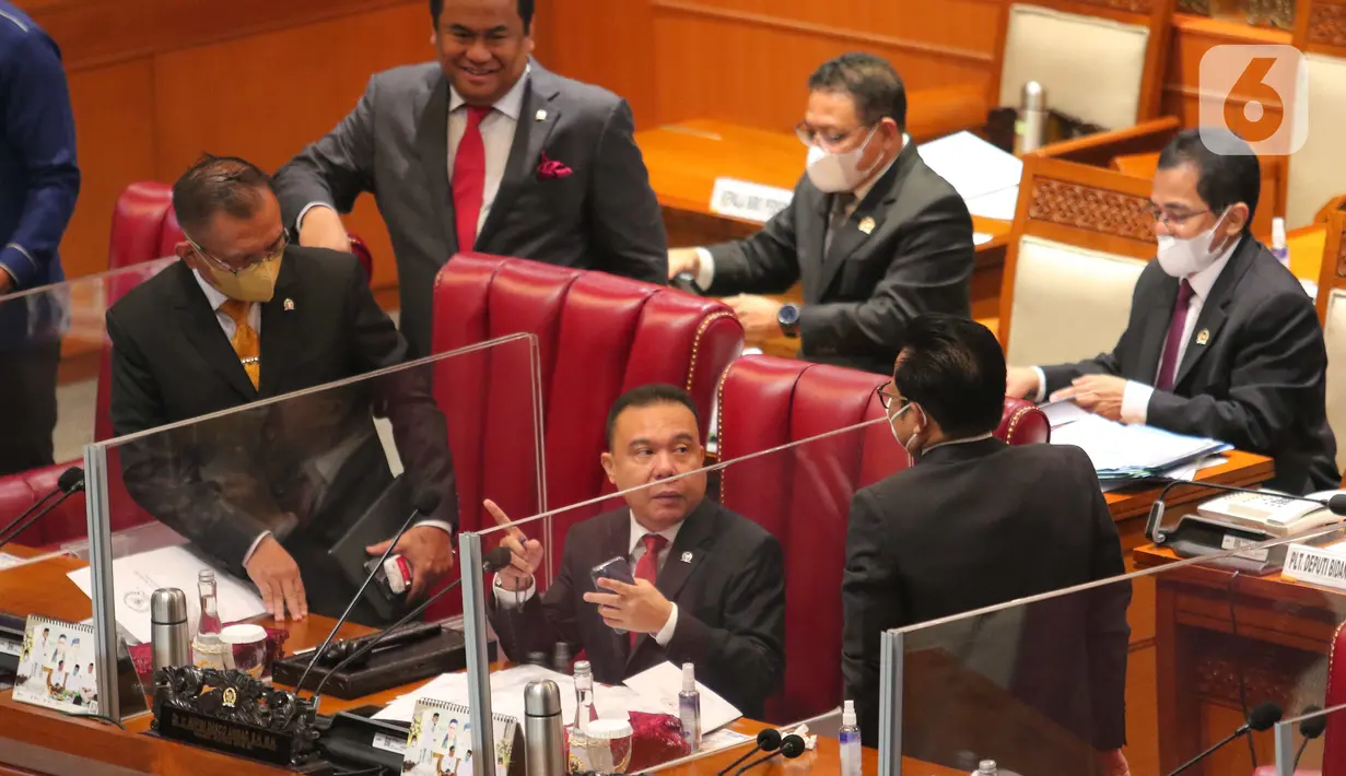 Pimpinan DPR berbincang sebelum pembukaan Rapat Paripurna Pembukaan Masa Persidangan V Tahun Sidang 2021-2022 di Nusantara II, Kompleks Parlemen MPR/DPR-DPD, Senayan, Jakarta, Selasa (17/5/2022). Rapat paripurna hari ini menandakan DPR kembali aktif bersidang setelah selesai menjalani masa reses. Hadir 76 anggota yang secara fisik, 252 secara virtual dan izin 5 anggota. Sehingga total kehadiran rapat paripurna hari ini adalah 333 dari 575 anggota DPR. (Liputan6.com/Angga Yuniar)
