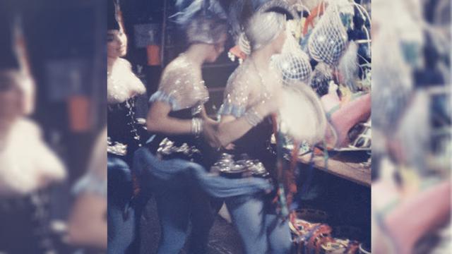 6 Potret Aktivitas Penari Diskotek Era 1950 di Belakang Panggung