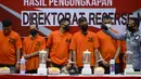 Para tersangka dihadirkan saat rilis kasus penyelundupan narkoba di Mabes Polri di Banda Aceh (15/12/2020). Sekitar 469 kilogram sabu dan 138.000 pil ekstasi dimusnahkan. (AFP/Chaideer Mahyuddin)