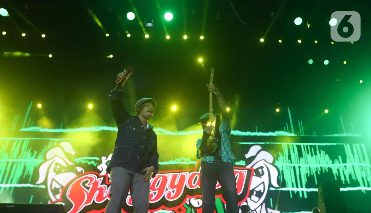 Band Shaggydog saat tampil di acara "Pestapora 2022" di Gambir Expo Kemayoran, Jakarta, Sabtu (24/9/2022). Pada acara pertunjukan musik  "Pestapora 2022" di hari kedua menampilkan sejumlah musisi tanah air dengan membawakan lagu hits masing-masing. (Liputan6.com/Herman Zakharia)