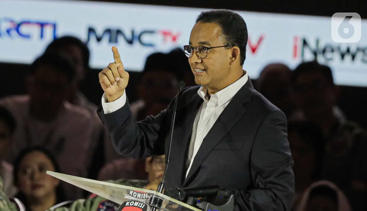 Capres nomor urut 01 Anies Baswedan saat beradu gagasan dalam debat ketiga Capres Pemilu tahun 2024 di Istora Gelora Bung Karno, Jakarta, Minggu (7/1/2023). (Liputan6.com/Faizal Fanani)