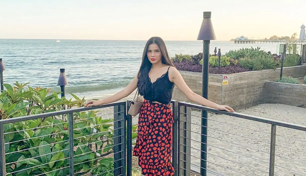 Setiap pakaian yang digunakan oleh Yunita Siregar, tentu menyesuaikan dengan tempat atau lokasi yang ia kunjungi. Maka dari itu, ia selalu nampak stylish menawan. (Liputan6.com/IG/yunitasiregar)