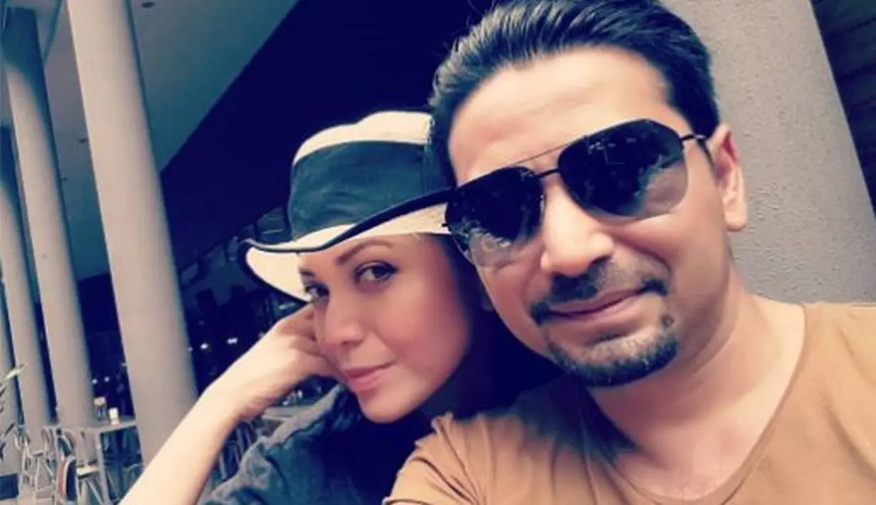 Usia pernikahan pamain sinetron Umar Lubis dan Ravelra Ruth Supit alias Vela telah menginjak usia 21 tahun. Rumah tangga pasangan yang telah diberi empat orang anak itu jauh dari gosip miring terkait rumah tangganya. (dok. Pribadi)