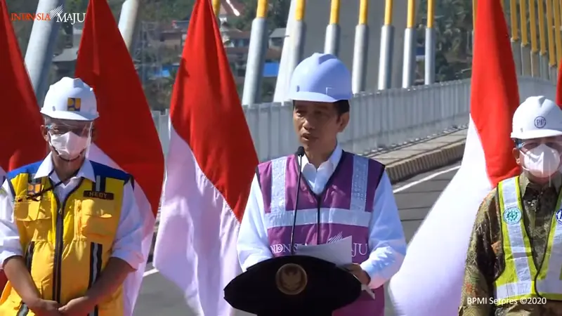 Presiden Jokowi saat meresmikan pembangunan Jembatan Teluk Kendari, yang menghubungkan Kota Kendari dengan Kabupaten Konawe.