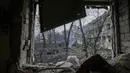 Prajurit Ukraina bekerja di dalam rumah sakit bersalin yang rusak akibat serangan udara di Mariupol, Ukraina (9/2/2022). Serangan Rusia telah merusak parah sebuah rumah sakit bersalin di kota pelabuhan Mariupol yang terkepung, kata pejabat Ukraina. (AP Photo/Evgeniy Maloletka)