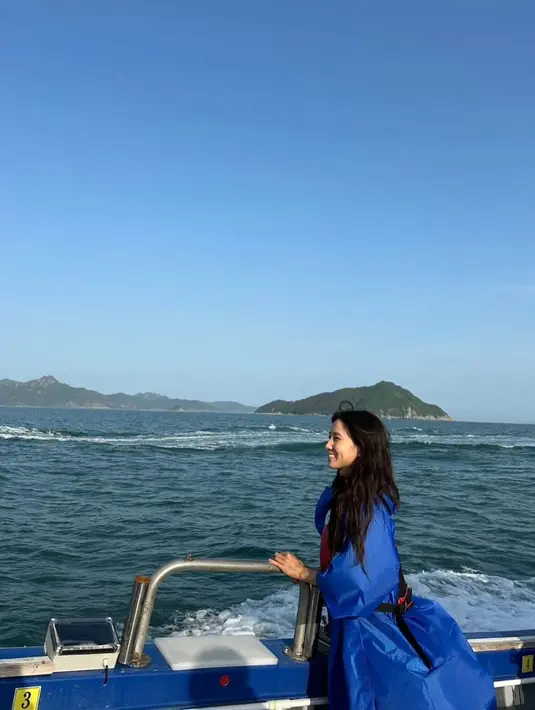Setelah 15 tahun terdampar, Seo Mok Ha akhirnya diselamatkan. Dia tampak bahagia menikmati semilir angin di atas kapal yang datang menjemputnya. (Foto: Instagram/ eunbining0904)