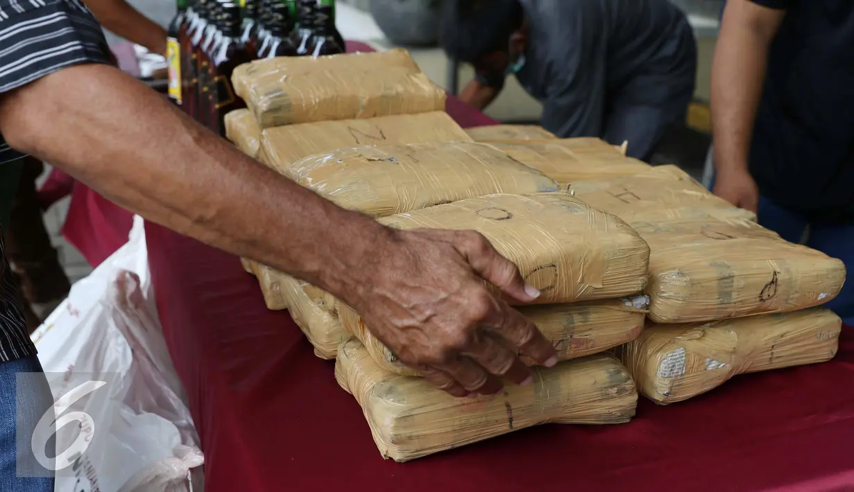 Barang bukti tumpukan ganja seberat 21 kg yang diperlihatkan Polres Metro Pelabuhan Tanjung Priok, Kamis (27/10). Polres Pelabuhan Tanjung Priok telah menggagalkan sejumlah tindak kejahatan seperti premanisme, dan narkotika. (Liputan6.com/Gempur M. Surya)