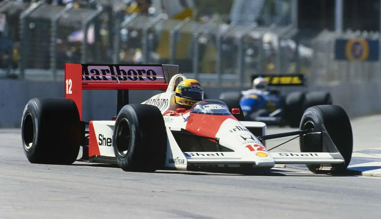 1980-1989: Medio 1980an menjadi transisi balap F1 modern. Mobil-mobilnya sudah menggunakan sasis carbon fiber, teknologi launch control, electronic traction control, hingga computerized data system. Tampilan mobilnya terlihat sudah familiar seperti mobil-mobil F1 di zaman sekarang yang stream-lined dan aerodinamis. Jagoan balap di era itu antara lain Ayrton Senna, Alain Prost, Nigel Mansell, dan Keke Rosberg. (Foto: McLaren MP4/4/Source: goodwood.com)