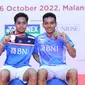 Rahmat Hidayat/Pramudya Kusumawardana merengkuh gelar juara ganda putra Indonesia International Challenge 2022. Pada laga final, pasangan tuan rumah ini&nbsp;mengalahkan Hiroki Okamura/Masayuki Onodera dari Jepang 23-21, 16-21, dan 21-15 di Platinum Arena, Malang, Jawa Timur, Minggu, 16 Oktober. (foto: PBSI)