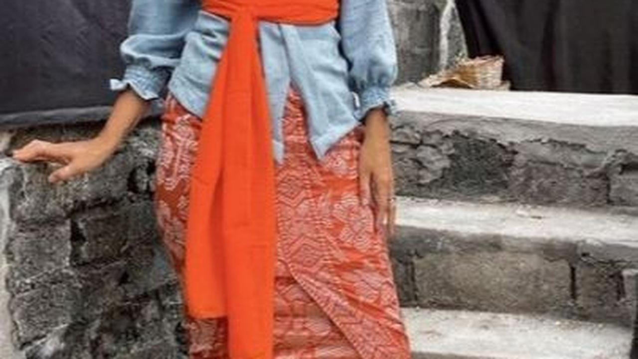 Tak hanya tampil seksi. Dengan kebaya khas Bali pesona kecantikannya semakin terpancar.