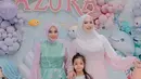 Tasyi Athasyia dan putrinya kompak tampil bagai princess. Tasyi tampil dalam balutan maxi dress warna pink pastel, sedangkan putrinya mengenakan kostum ala Princess Ariel. [@aurelie.hermansyah].
