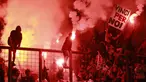 Suporter Timnas Indonesia memberikan dukungan kepada skuat Garuda dengan menyalakan suar saat laga uji coba internasional yang bertajuk FIFA Match Day antara Indonesia melawan Bangladesh di Stadion Si Jalak Harupat, Bandung, Rabu (01/06/2022). Pertandingan berakhir dengan skor kacamata. (Bola.com/M Iqbal Ichsan)