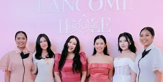 Tiara Andini memilih tampil mengenakan mini dress putih model off shoulder dengan siluet korset. Dipadukan stocking senada dan heels kupu-kupu. Melengkapi tampilannya dengan kalung choker mutiara. [@mariarahajeng]