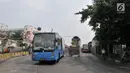 Bus transjakarta keluar dari Terminal Blok M, Jakarta, Minggu (1/7). Halte di Terminal Blok M ini dua jalur di antaranya tidak memiliki peron seperti shelter pada umumnya sehingga menyulitkan penumpang naik dan turun bus. (Merdeka.com/Iqbal S. Nugroho)