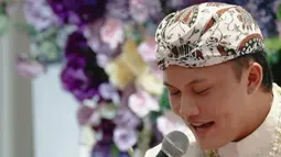 Sambil menjabat tangan wali hakim, Rizky Febian mengucap ijab kabul dengan lantang dalam satu tarikan napas. Dia menikahi Mahalini dengan maskawin berupa uang tunai sebesar 10 juta 50 ribu rupiah, dan logam mulia 20 dan 24 gram. (Foto: Instagram/ axioo)