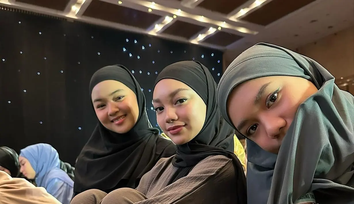 Namun Neona pilih kenakan hijab instan panjang abu-abu yang dililit ke belakang [@riafinola]