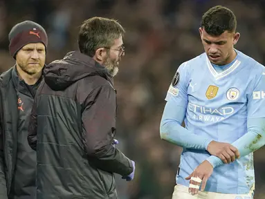 Ekspresi kesakitan pemain Manchester City, Matheus Nunes saat meninggalkan lapangan pertandingan setelah mengalami dislokasi pada jari tengah tangan kirinya ketika laga leg kedua 16 besar Liga Champions 2023/2024 melawan FC Copenhagen di Etihad Stadium, Manchester, Inggris, Kamis (07/03/2024) WIB. (AP Photo/PA/Martin Rickett)