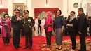 Marsekal Hadi Tjahjanto (kedua kiri) bersama Kapolri Jenderal Tito Karnavian usai upacara pelantikan sebagai Panglima TNI di Istana Negara, Jakarta, Jumat (8/12). Hadi Tjahjanto mengantikan Gatot Nurmantyo. (Liputan6.com/Angga Yuniar)