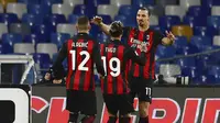 Para pemain AC Milan merayakan gol yang dicetak oleh Zlatan Ibrahimovic ke gawang Napoli pada laga Liga Italia, Minggu (22/11/2020). AC Milan menang dengan skor 3-1. (Alessandro Garofalo/LaPresse via AP)