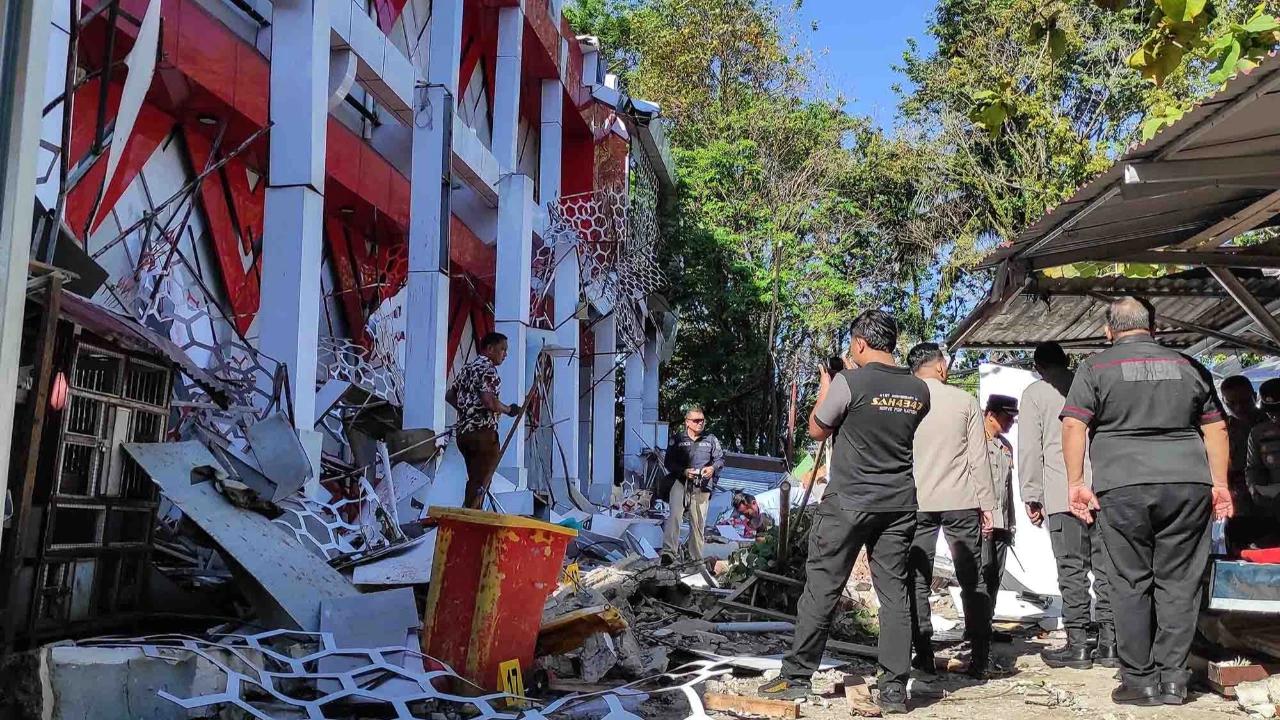 FOTO: Gempa Dahsyat 7,6 M Guncang Sulawesi Utara Warga Panik dan Bangunan Rusak