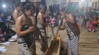 Seni Cokekan dengan alat musik berupa Alu dan Lesung berhubungan dengan budaya agraris Cilacap dalam Jambore Budaya Nusantara, Kalikudi, 2015. (Foto: Liputan6.com/Muhamad Ridlo)