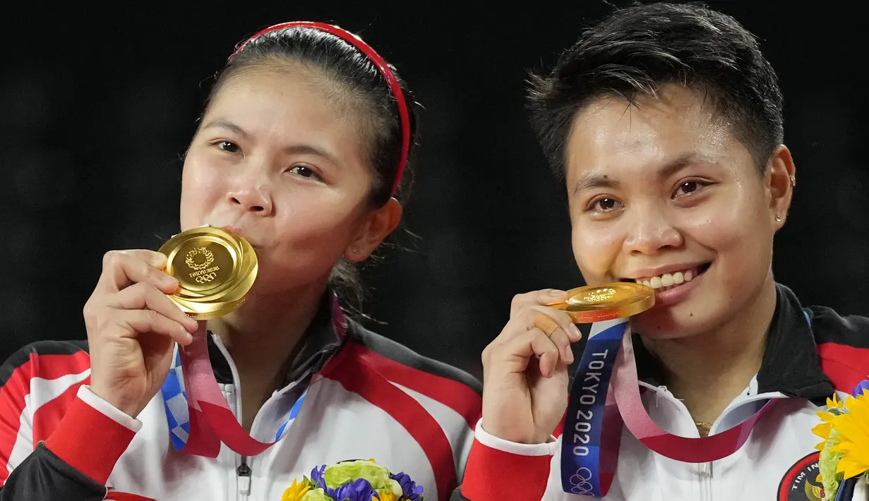 Greysia Polii dan Apriyani Rahayu dari Indonesia melakukan selebrasi dengan medali emas setelah mengalahkan Chen Qing Chen dan Jia Yi Fan dari China dalam pertandingan perebutan medali emas ganda putri di Olimpiade Musim Panas 2020, Senin, 2 Agustus 2021, di Tokyo, Jepang. (AP Photo/Dita Alangkara)