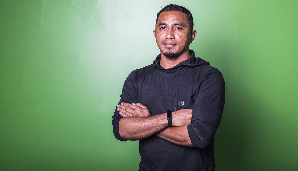 Mantan pemain Timnas Indonesia, Firman Utina, saat hadir pada Indonesian Soccer Awards 2019 di Studio Indosiar, Jakarta, Jumat (10/12). Acara ini diadakan oleh Indosiar bersama APPI. (Bola.com/Yoppy Renato)