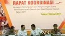 Ketua KPU RI  Juri Ardianto bersama KPU pusat Hadar Nafis dan Ferry Kurnia saat menggelar Rapat Koordinasi di Gedung Kpu, Jakarta, Selasa (7/2). Rapat ini digelar untuk mengkoordinasikan kesiapan penyelenggaraan Pilkada 2017. (Liputan6.com/Helmi Affandi)