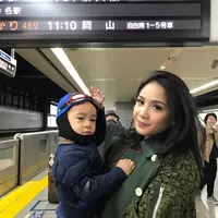 Cinta Nagita Slavina pada Rafathar memang sempurna. Terlihat dalam unggahan Instagram, dirinya selalu bersama dengan sang anak di segala bentuk kesempatan. (instagram/raffinagita1717)