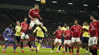 Matthijs de Ligt melompat untuk menghalau bola hasil sepakan pemain Southampton saat MU memenangi laga tersebut dengan skor 3-1 dalam lanjutan Liga Inggris 2024/2025, Jumat (17/1/2025) dini hari WIB. (AP Photo/Dave Thompson)