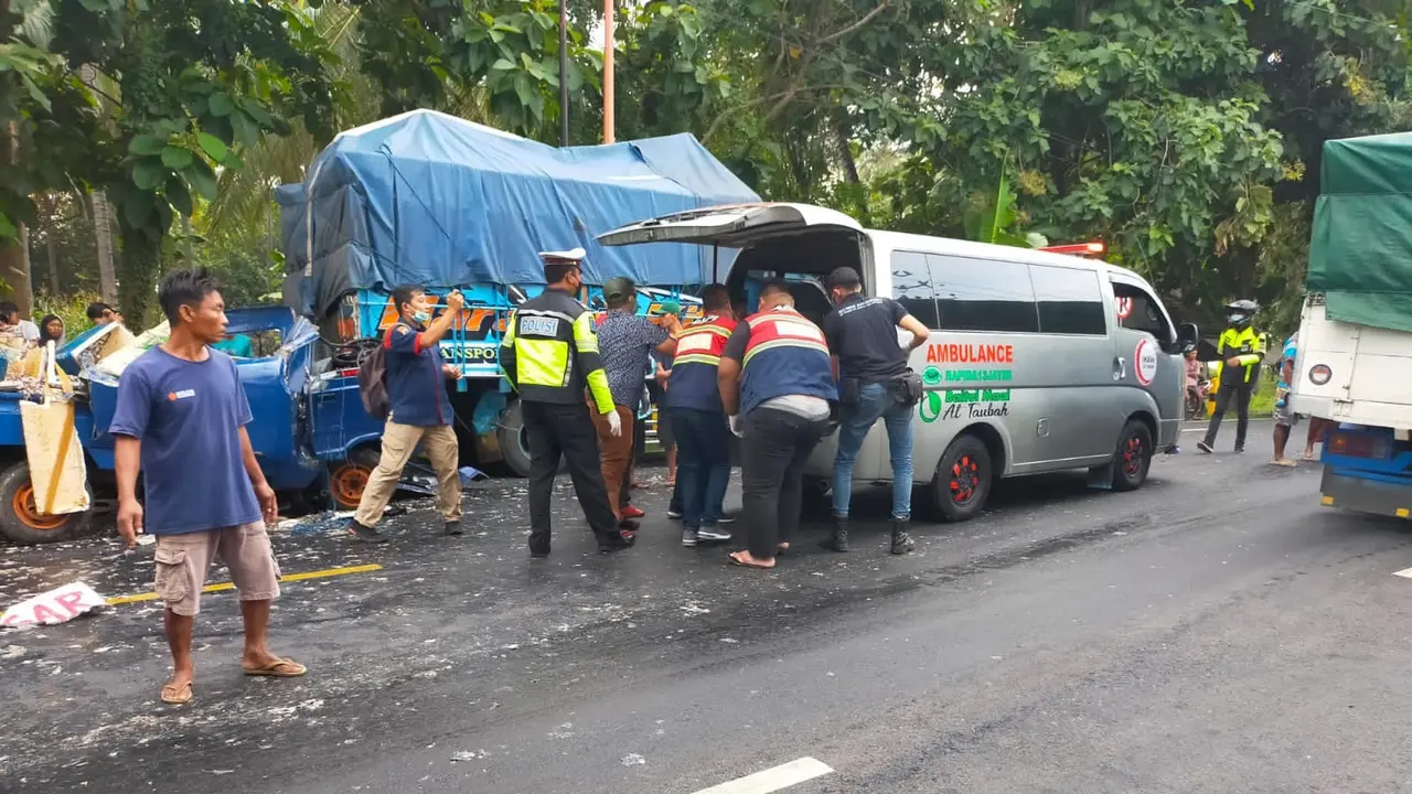 Korban Tewas Kecelakaan di Depan Pantai wisata Gand Watu Dodol di evakuasi ke RSUD Blambangan Banyuwangi. (Istimewa)