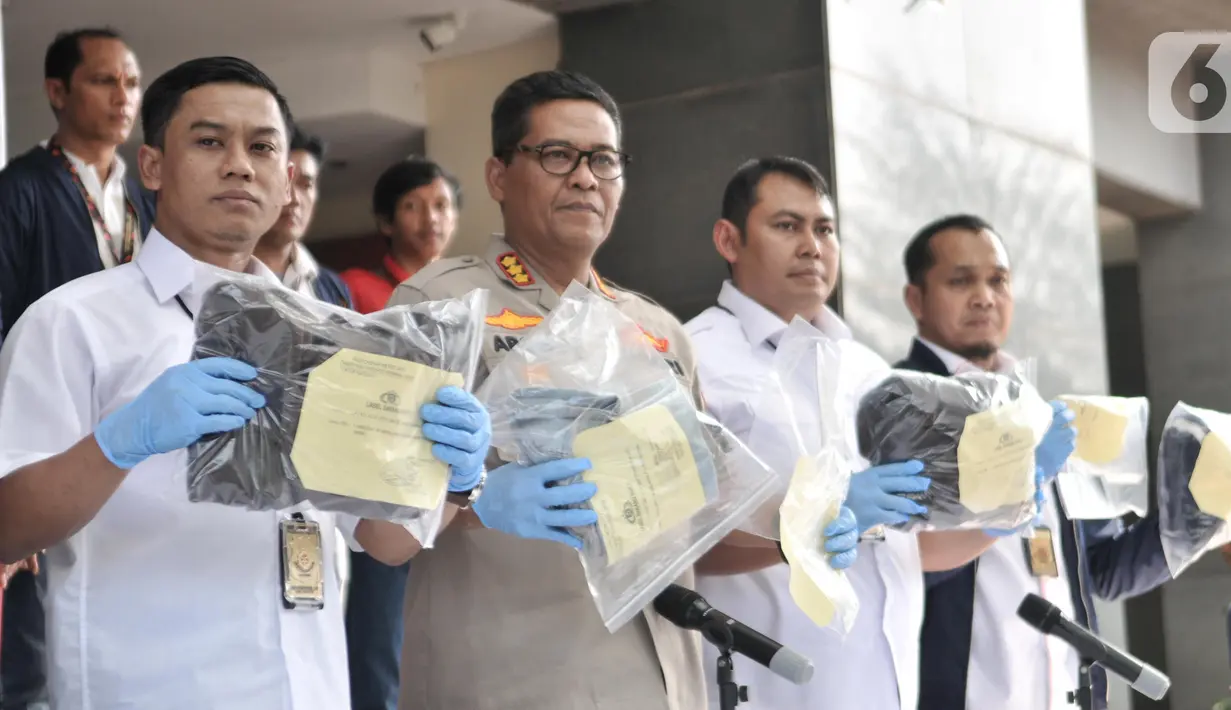 Kabid Humas Polda Metro Jaya Kombes Pol Argo Yuwono (kedua kiri) menunjukkan barang bukti kasus pembunuhan Rieke Andrianti di Mapolda Metro Jaya, Jakarta, Senin (11/11/2019). Polisi menyita barang bukti berupa pisau, selimut, dan pakaian. (merdeka.com/Iqbal Nugroho)