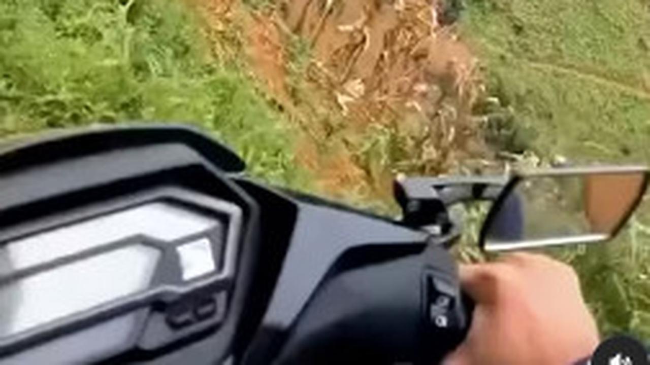 Momen Mengerikan Pemotor Lewat Jalan Setapak Pinggir Jurang,