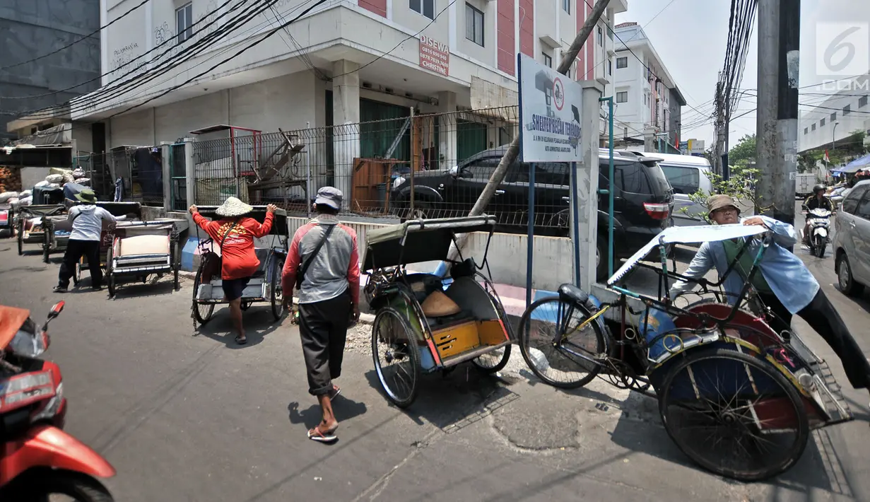 Penarik becak mangkal di Shelter Becak Terpadu di kawasan Teluk Gong, Pejagalan, Jakarta, Senin (8/10). Koordinator Serikat Becak Jakarta (SEBAJA) mencatat saat ini terdapat 1.685 penarik becak yang tersebar di 16 titik. (Merdeka.com/Iqbal Nugroho)