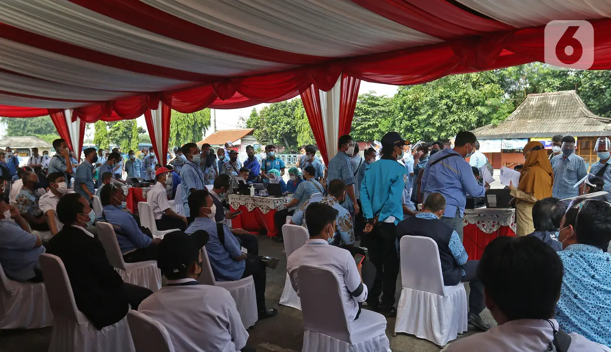 Pelaku transportasi saat mengikuti vaksinasi massal COVID-19 di Terminal Kampung Rambutan, Jakarta, Kamis (10/6/2021). Vaksinasi massal ini untuk 1.000 orang yang terdiri dari para supir bus, kernet, pedagang usaha kecil dan mikro di Terminal Kampung Rambutan. (Liputan6.com/Herman Zakharia)