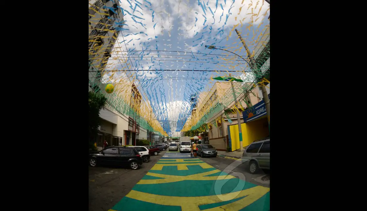 Sebuah jalan dihiasi dengan warna-warna nasional hijau dan kuning di pinggiran kota Rio de Janeiro, Jumat (9/5/2014) (AFP PHOTO / Vanderlei Almeida).
