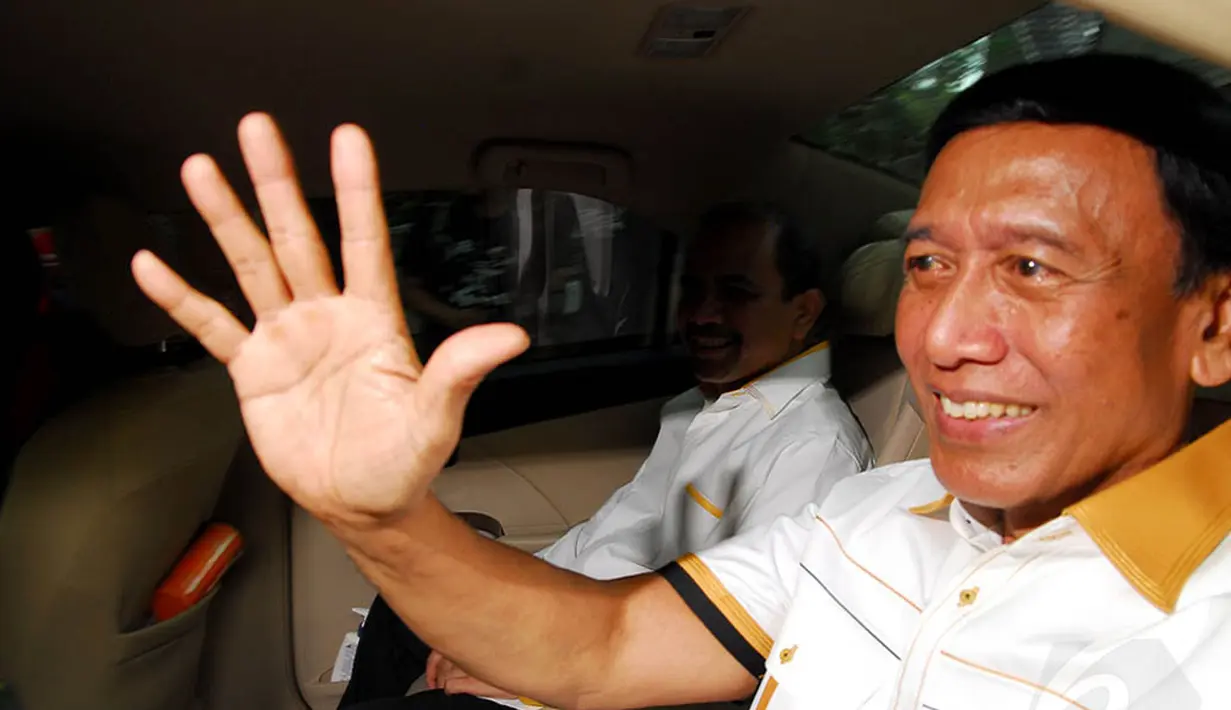 Usai pertemuan wiranto kembali ke mobil dan meninggalkan kediaman Megawati. Sabtu, (17/5/2014) (Liputan6.com/Miftahul Hayat)