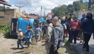 Kecelakaan terjadi di Jalan Lintas Umum Medan menuju Tarutung, tepatnya di Pasar Lumban Julu, Toba, Sumatera Utara (Sumut). Sebuah bus pariwisata terguling dan menabrak sejumlah pejalan kaki. Dua orang tewas, dua lainnya luka berat. (Tangkapan layar)