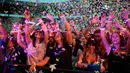 Penonton dan penggemar ikut bernyanyi saat menonton penampilan band Coldplay di The Stade de France Arena di Saint Denis, Paris, Prancis (15/7). (AFP Photo/Geoffroy Van Der Hasselt)