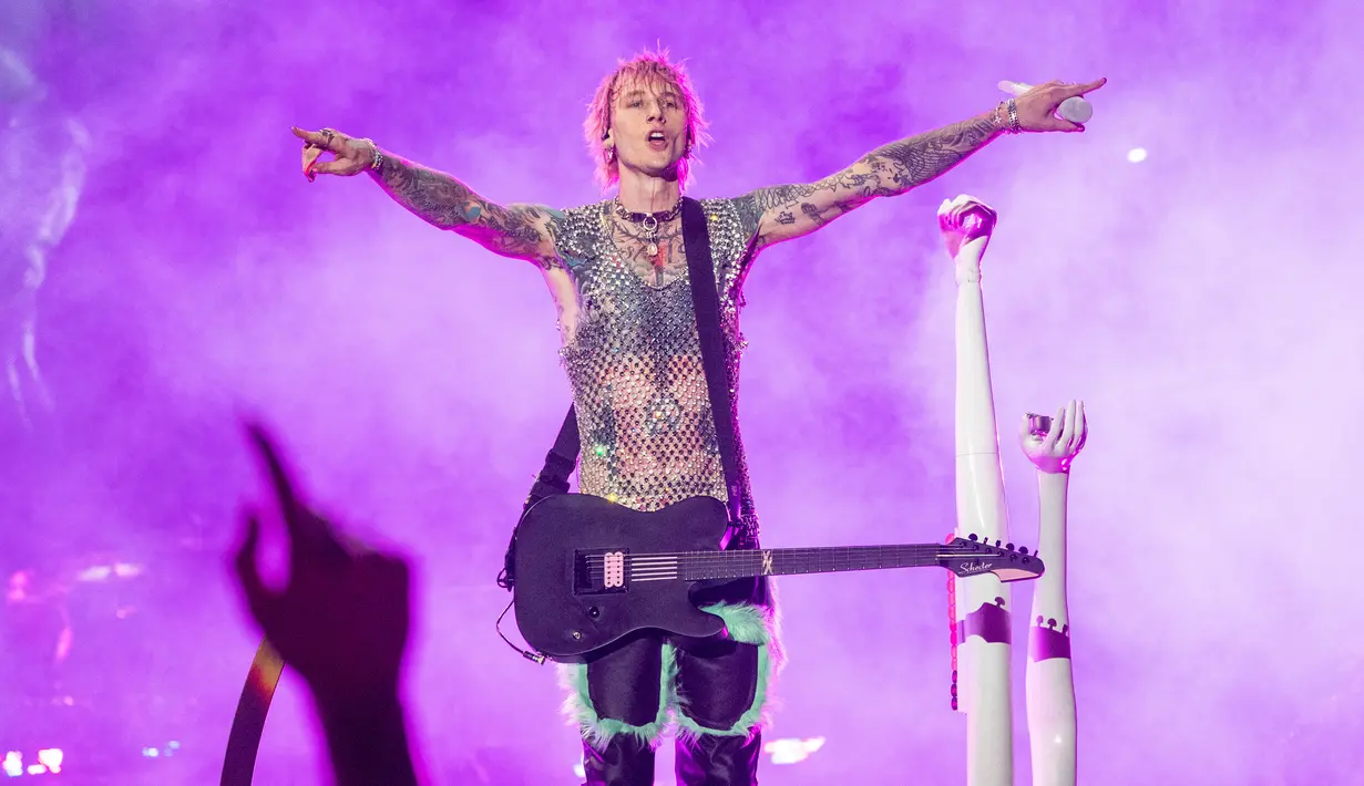 Machine Gun Kelly tampil di FirstEnergy Stadium, Cleveland, Ohio, Amerika Serikat, 13 Agustus 2022. “Saya tidak dapat mengungkapkan dengan kata-kata apa yang saya rasakan saat ini,” kata Kelly pada akhir lagu. (Photo by Amy Harris/Invision/AP)