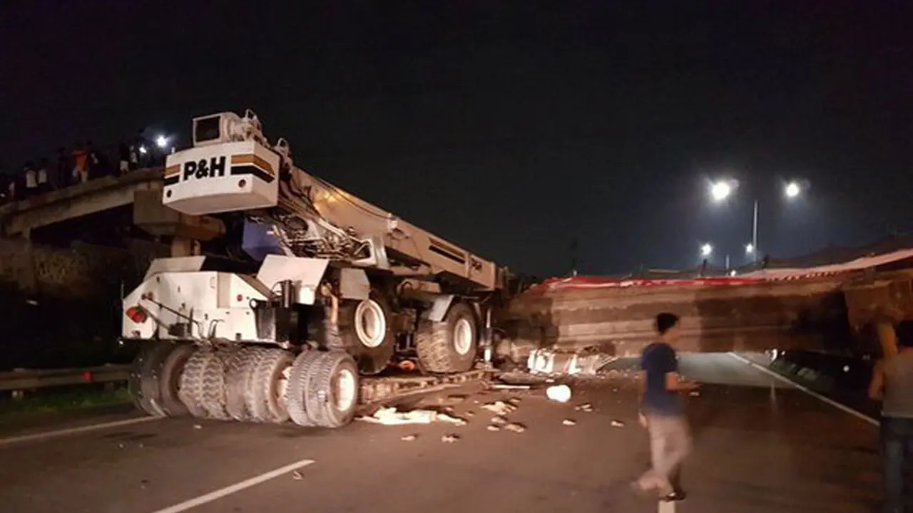 Trailer tabrak jembatan