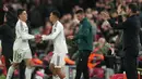 Pemain Real Madrid, Trent Alexander-Arnold (kiri) masuk menggantikan Arda Guler untuk bermain dalam laga Liga Champions 2025/2026 melawan Liverpool di Anfield, Liverpool, Inggris, Selasa (04/11/2025) waktu setempat. (AP Photo/Jon Super)