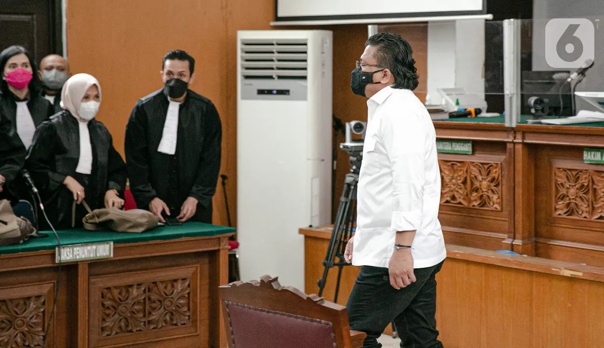 Terdakwa kasus pembunuhan berencana terhadap Yosua Hutabarat atau Brigadir J, Ferdy Sambo usai menjalani sidang putusan di PN Jakarta Selatan, Senin (13/2/2023).  Mantan Kadiv Propam Polri Ferdy Sambo divonis bersalah melakukan pembunuhan berencana terhadap ajudannya, Brigadir N Yosua Hutabarat. Sambo divonis mati. (Liputan6.com/Faizal Fanani)