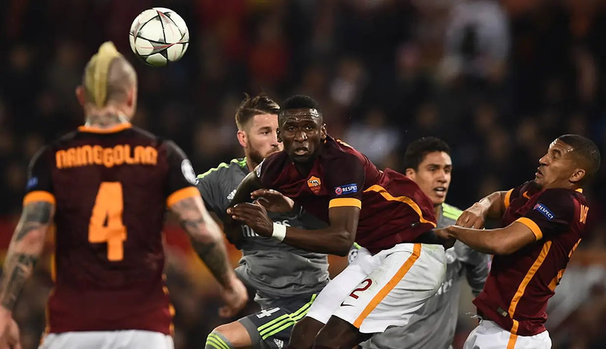 Bek Real Madrid, Sergio Ramos, berebut bola dengan gelandang Roma, William Vainqueur. Kedua gol kemenangan Real Madrid tercipta pada babak kedua. (AFP/Filippo Monteforte)