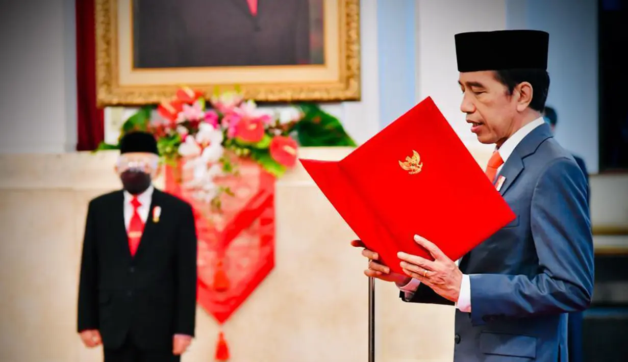 Presiden Joko Widodo (kanan) melantik enam baru menteri Kabinet Indonesia Maju di Istana Negara, Jakarta, Rabu (23/12/2020). Pelantikan tetap menerapkan protokol kesehatan. (Foto: Muchlis Jr - Biro Pers Sekretariat Presiden)