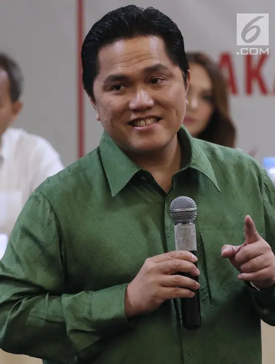 Ketua Umum KOI, Erick Thohir saat menjadi pembicara kunci pada Refleksi Akhir Tahun Olahraga Indonesia di SUGBK, Jakarta, Senin (10/12). Acara Refleksi Akhir Tahun ini juga dihadiri Ketua INAPGOC Raja Sapta Oktohari. (Liputan6.com/Helmi Fithriansyah)