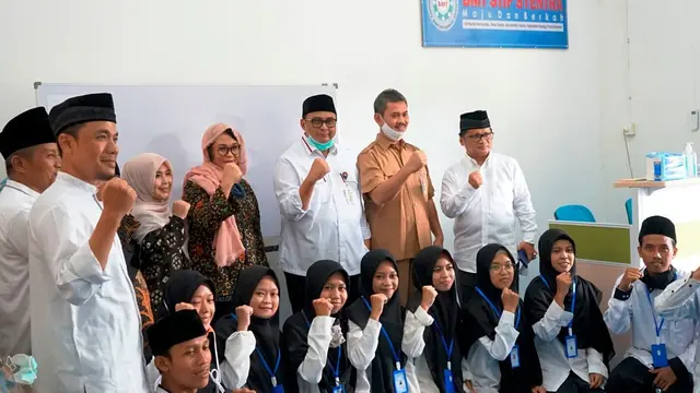 Sekretaris Kementerian Koperasi dan UKM Rully Indrawan mengunjungi Pondok Pesantren dan Sekolah Tinggi Ilmu Fiqih An-Nawawi Tanara, Serang, Banten, Selasa (14/7/2020). (Dok Kemenkop UKM)