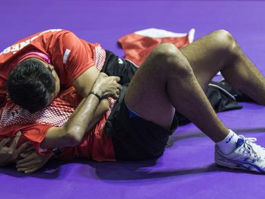 Petenis meja Indonesia, David Jacobs, bersama sang pelatih merayakan selebrasi usai meraih medali emas Asian Para Games cabang tenis meja TT 10 di Ecovention Ancol, Jakarta, Selasa (9/10/2018). (Bola.com/Vitalis Yogi Trisna)