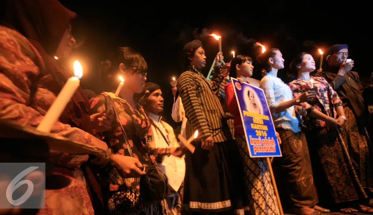 Sambil membawa lilin, sejumlah warga mengikuti Malam Peringatan Hari Kartini di Jl Malioboro, Yogyakarta, Rabu (20/4). Mereka berharap perjuangan Kartini bisa diteruskan setiap generasi. (Liputan6.com/Boy Harjanto)